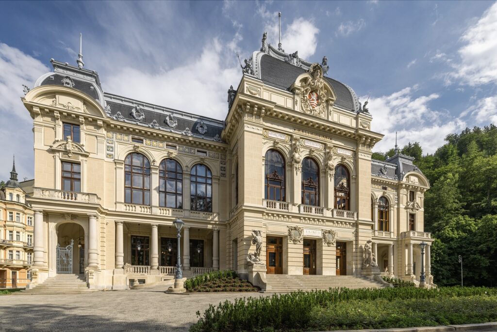 Das Beste aus der Immobilienwelt. Beim Wettbewerb Best of Realty punkteten Fragment und (5) - Resort Český les